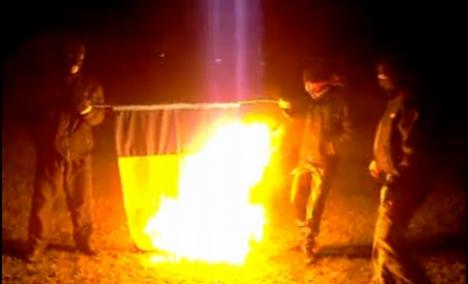 Un ungur dă foc tricolorului, înainte de Ziua Naţională (VIDEO)